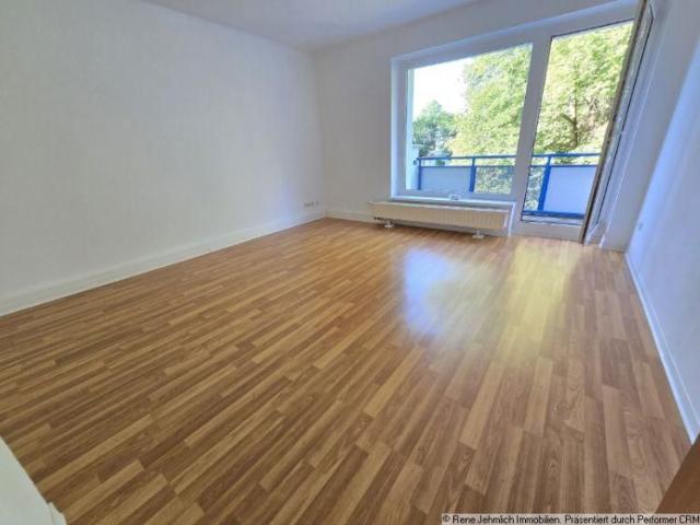 Helle Dachgeschosswohnung mit Balkon und Blick ins Grüne in Reichenbrand