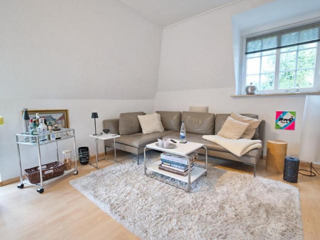 Helle Dachgeschosswohnung mit Balkon und Garage in Poppenbüttel