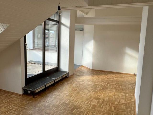 Helle Dachgeschosswohnung mit Dachterrasse und Aufzug im Stilaltbau in Laufnähe zur Innenstadt