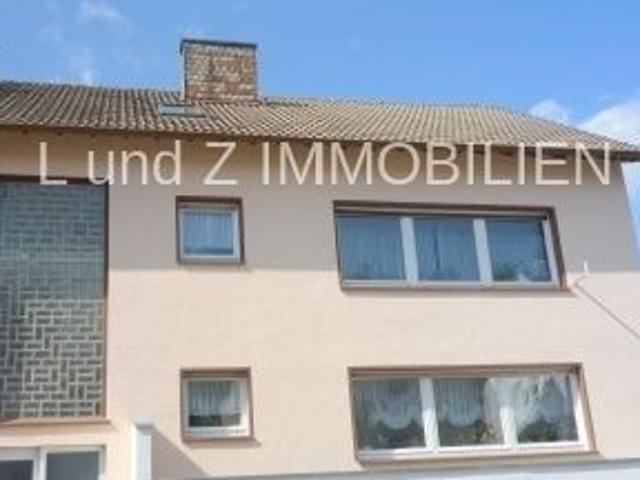 Helle Dachgeschosswohnung mit drei Zimmern und Balkon