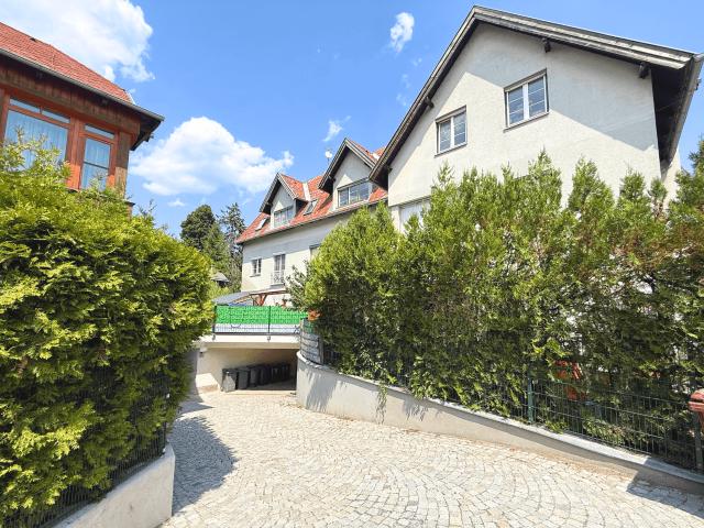 Helle Dachgeschoßwohnung mit Fernblick und 2 Garagenplätzen