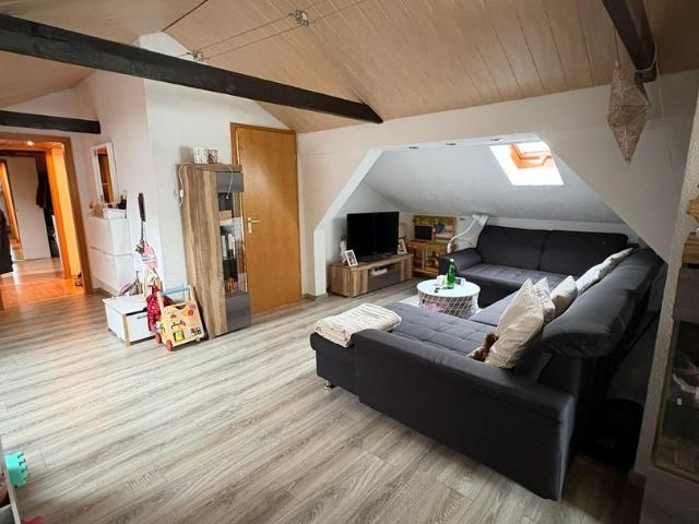 Helle Dachgeschosswohnung mit Garten, Garage und ruhiger Lage in Bad Endbach
