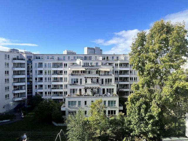 Helle Dachgeschosswohnung mit großer Dachterrasse und Weitblick in Berlin Mitte aktuell vermietet