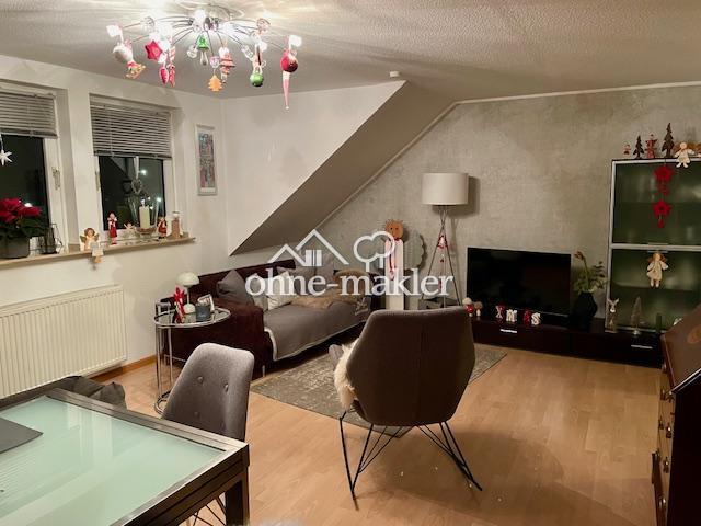 Helle Dachgeschosswohnung mit Loggia und Einbauküche