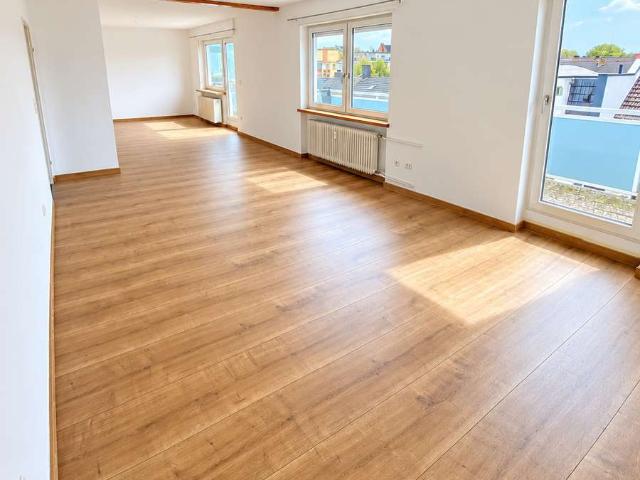 Helle Dachgeschosswohnung mit Rundum Balkon und Blick über Kaiserslautern, inkl. EBK