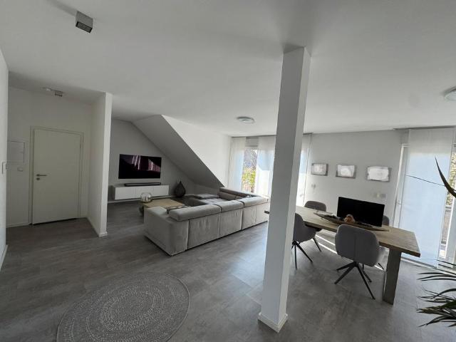 Helle Dachgeschosswohnung mit Süd West Balkon, Garage & Blick ins