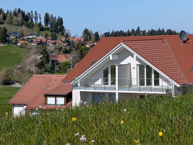 Helle Dachgeschosswohnung in ruhiger zentraler Lage mit Fern und Bergblick Richtung Säntis Massiv