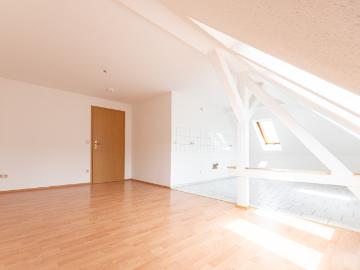 Helle Dachgeschoss Wohnung