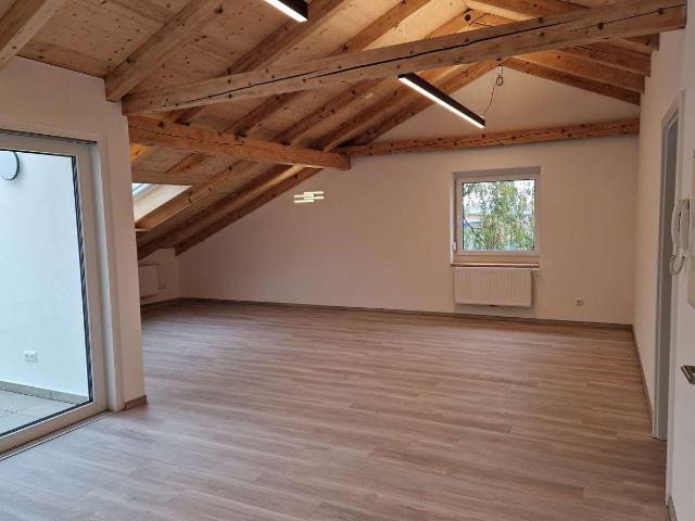 Helle Dachgeschoss Wohnung mit großer Terrasse zum Erstbezug