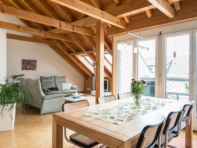 Helle Dachwohnung inkl. Bastelraum und Kellerabteil