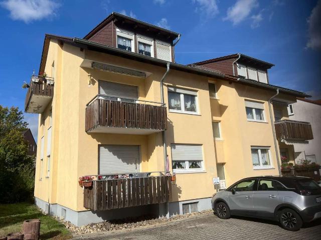 Helle Dachwohnung mit Balkon, ruhiges Umfeld
