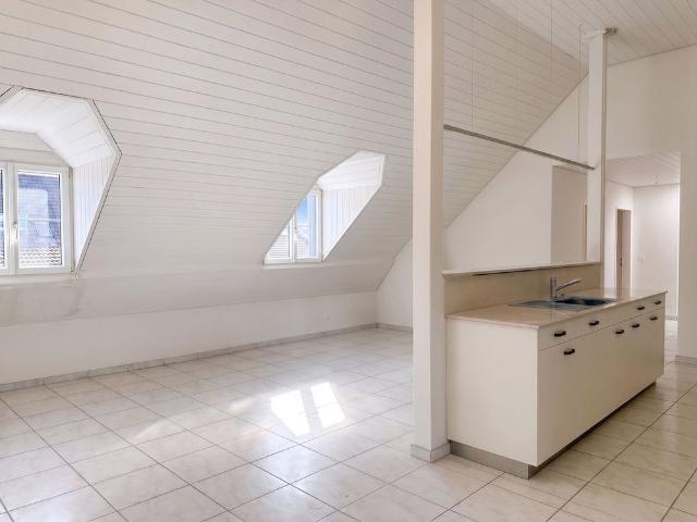 HELLE DACHWOHNUNG MIT BRANDNEUER KÜCHE – JETZT CHF 100 GÜNSTIGER! NEW: CHF 1,750/MONTH + CHF 340 NK