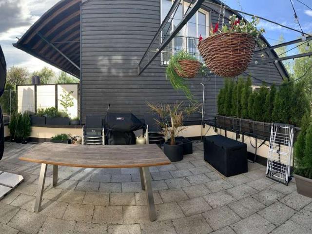Helle Dachterrassenwohnung in Gauting, 2 Zimmer, Parkett, moderne Einbauküche, Gäste WC, Ensuite Bad