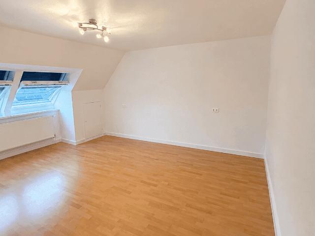 Helle DG Wohnung mit Weitblick – 2 3 Zimmer nahe CEU, U1 & Tram | teilmöbliert