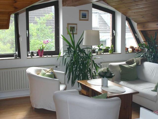 Helle DG Wohnung mit Balkon zum Stadtpark