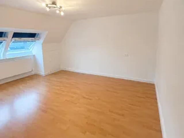 Helle DG Wohnung mit Fernblick 2 3 Zimmer nahe U1, Tram & CEU | teilmöbliert