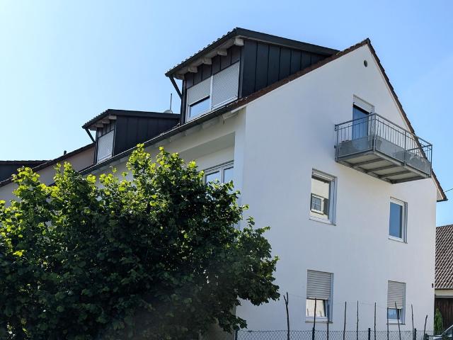 Helle DG Wohnung, Balkon, Tageslichtbad, Stellplatz