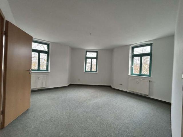 Helle DG Wohnung in Altendorf – in Renovierung, neuer Laminatboden