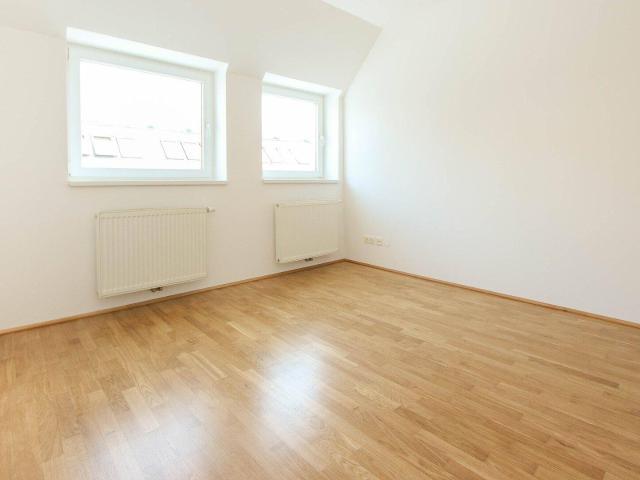 Helle DG Wohnung in ruhiger Lage mit Terrasse