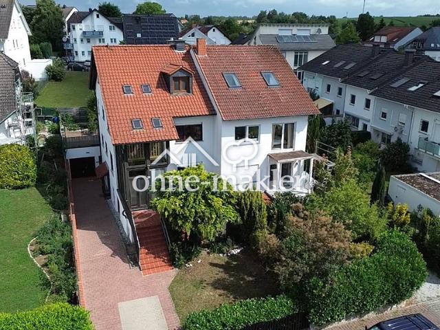 Helle Doppelhaushälfte mit Wintergarten und Einliegerwohnung in familienfreundlicher Lage