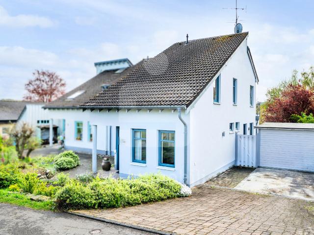 Helle Doppelhaushälfte in Ruhiglage