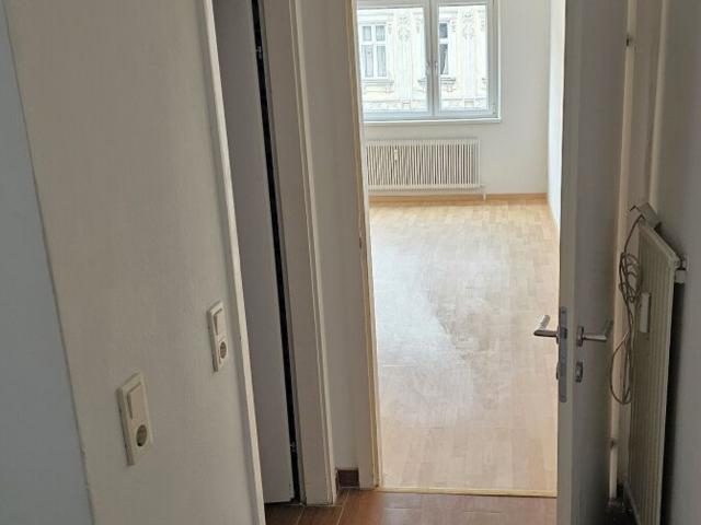 Helle Einzimmerwohnung im 6.Liftstock Nähe Bahnhof Rennweg, in 6 Minuten mit den Öffis in Wien Mitte