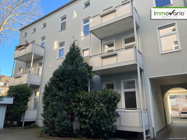 Helle, einfache 3 Raum Wohnung mit Balkon, Tageslichtbad, Wanne und Abstellraum. Stellplatz möglich
