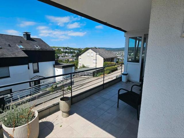 Helle Eigentumswohnung mit Blick Richtung Hennesee GarageBalkon