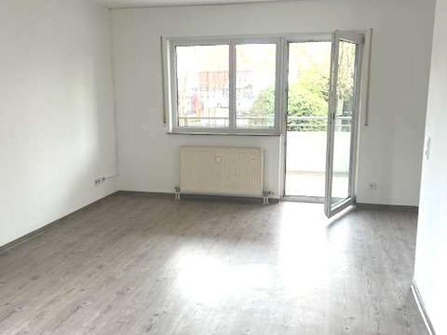 Helle Erdgeschosswohnung mit Balkon!