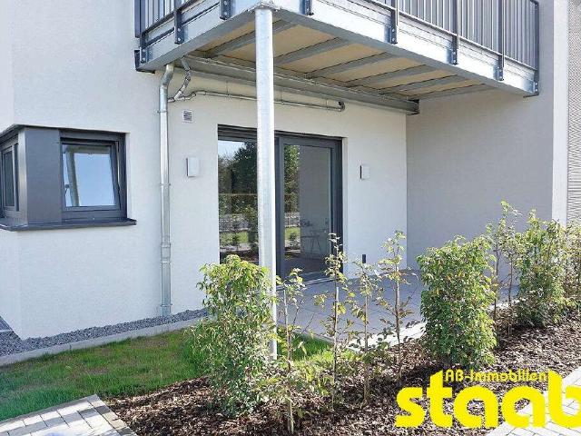 HELLE ERDGESCHOSSWOHNUNG MIT EINBAUKÜCHE UND TERRASSE!