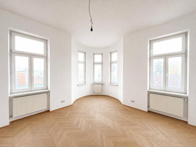 Helle Erkerwohnung im charmanten Altbau / 3 Zimmer