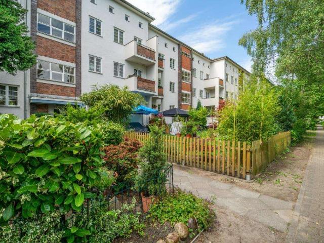Helle Etagenwohnung mit Balkon in ruhiger Seitenstraße in denkmalgeschützter Wohnanlage
