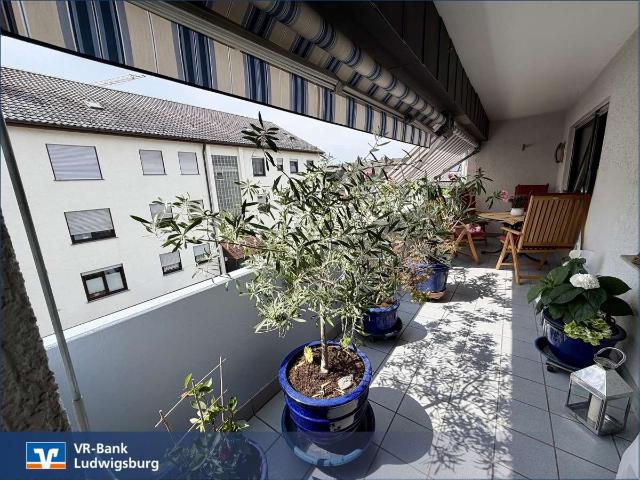 Helle freundliche 3,5 Zimmer Wohnung mit großem Balkon