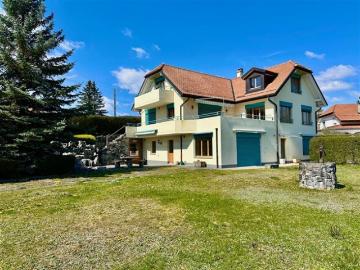 Geräumige, helle, freistehende Villa mit eigenständiger Wohnung