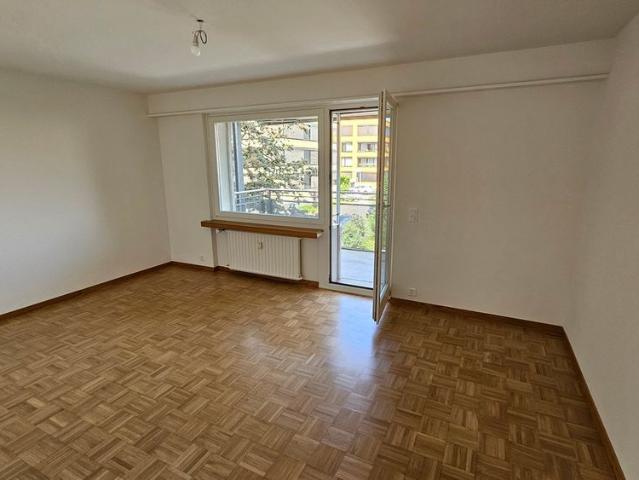 Helle frisch renovierte 2.5 Zi Wohnung mit Balkon Grenze Basel
