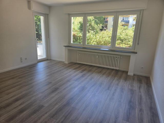 Helle, frisch renovierte 3 Zimmer Wohnung mit Balkon