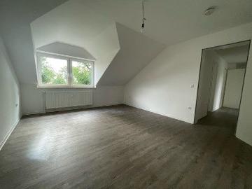Helle, frisch renovierte 3 Zimmer Wohnung mit Balkon und Tiefgaragenstellplatz