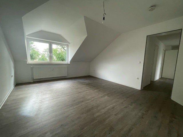 Helle, frisch renovierte 3 Zimmer Wohnung mit Balkon und Tiefgaragenstellplatz