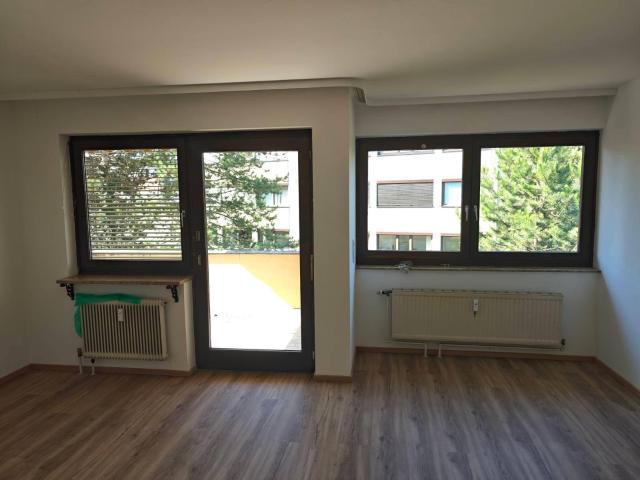 Helle, frisch renovierte Drei Zimmer Wohnung mit Garage
