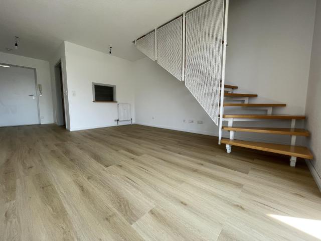 Helle, frisch renovierte Maisonettewohnung mit Süd West Balkon in ruhiger Lage