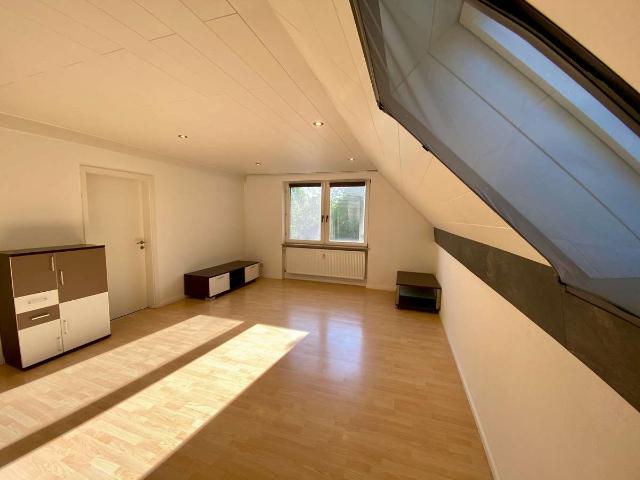 Helle Galerie Dachgeschosswohnung mit Studio in Darmstadt Eberstadt – Provisionsfrei von Privat!