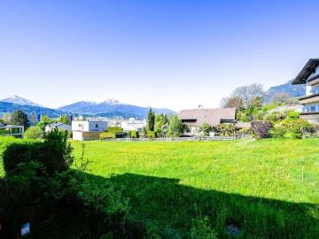 Helle Garconiere mit sonnigem Balkon, renoviertem Badezimmer und Blick auf Blumenwiesen in Arzl