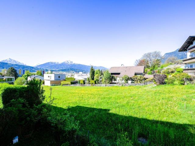 Helle Garconniere mit sonnigem Balkon, renoviertem Badezimmer und Blick auf Blumenwiesen in Arzl