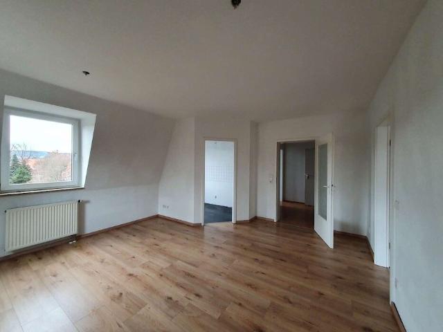 Helle, gemütliche Dachgeschosswohnung + 2 Zimmer + Dachboden + Lift
