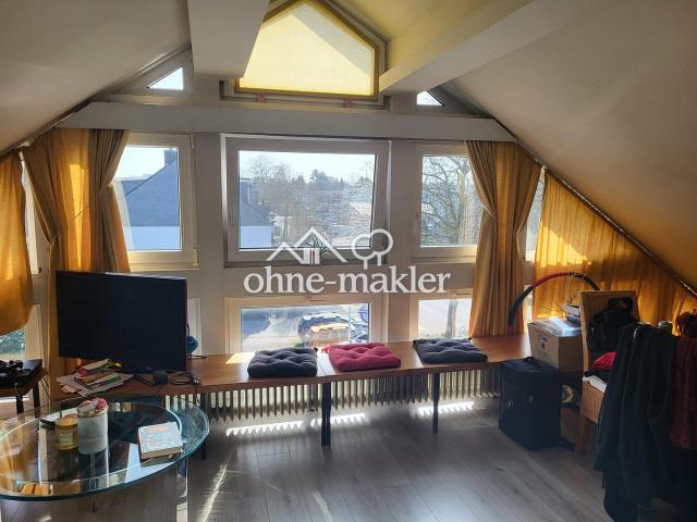 Helle, gemütliche DG Wohnung teilmöbliert