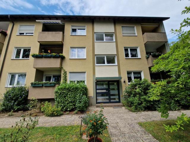 Helle Gepflegte 2,5 Zimmer Wohnung mit Balkon und Garage