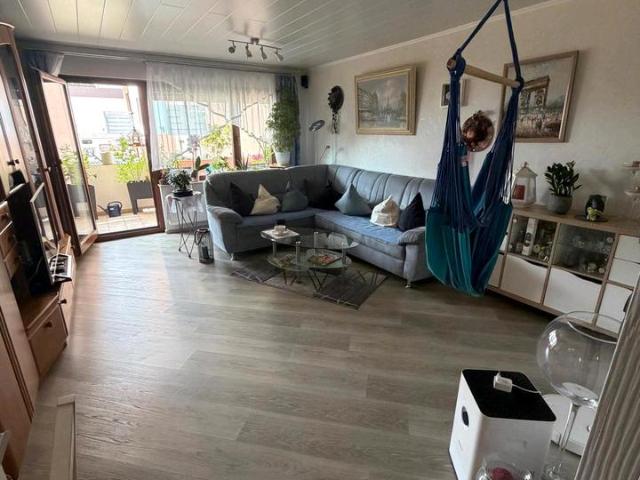 Helle, gepflegte 4,5 Zimmer Wohnung mit Südbalkon in grüner Lage