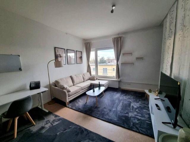 Helle, geräumige, möblierte Wohnung mit Balkon in zentraler Lage nahe U Alt Mariendorf