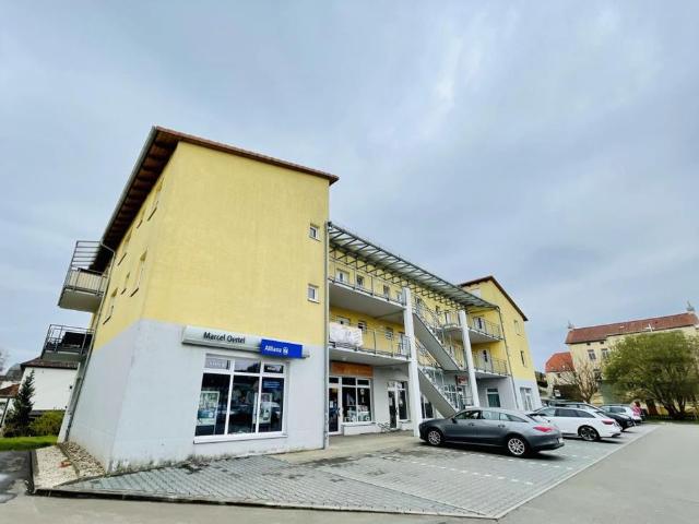 Helle Gewerbfläche gegenüber dem EDEKA Markt zu vermieten. Platz für Ihre Ideen!