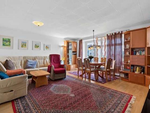 Helle, große 4 Zimmer ETW mit 2 Sonnenbalkonen & Fernsicht + TG Stellpl. in Ettlingen West